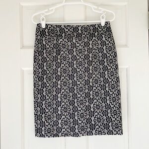 BANANA REPUBLIC skirt size 2 blue white floral pattern straight skirt